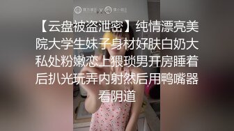 郑州洛阳小美女，万达超市无内露出，两只小葡萄俏丽，很闷骚看着周围！