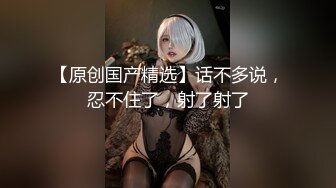 《魔手外购极品CP》快餐店女厕定点全景偸拍络绎不绝的小姐姐方便，几款阴毛挺性感，小美女抠逼闻闻味儿 (9)