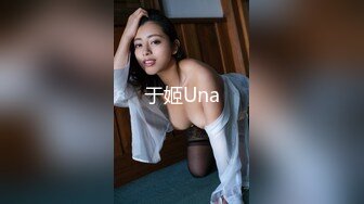 穿着开裆裤拿震动棒自慰的小美女