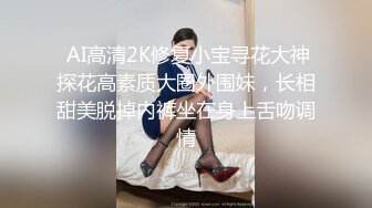 兔女郎黑丝小妹露脸镜头前被纹身小哥调教玩弄，乖巧听话口交大鸡巴，让小哥用道具插逼