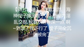 武汉夫妻初次3p绿帽老公一旁打飞机，看着骚妻浪叫