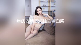 良家小少妇漏着骚奶子边吃饭边跟狼友发骚，揉奶摸逼自慰呻吟