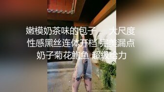 气质性感的白富美少妇寻求刺激在酒店故意衣着暴露勾引服务员,当场在客厅扒掉蕾丝内裤用力勐操1