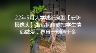 两个性感白衣妹子玩得不亦乐乎