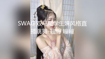 花裙小少妇和家人一起逛公园，这么短的裙子也不打底很有良心薄丝性感蕾丝透明粉N包裹肥臀