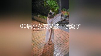 偷窥美乳美女在家休息只能玩手机和小狗度过时光