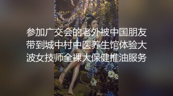 SPA女子养生馆女技师忽悠顾客做特殊服务，让小哥在按摩床上玩双飞，一个舔鸡巴一个舔乳头，让小哥草爽了