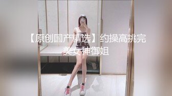 妹子是年轻但很会伺候小哥，床下给小哥舔着乳头撸鸡巴，后入摸着奶子草，床上舔弄大鸡巴，主动上位边亲边草