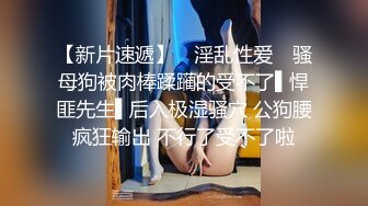 衣料比较少的白衣美女坐在沙发上就让人看的口干舌燥