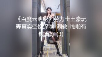 长相可爱的丸子头妹子，巨乳白皙奶，一黑一白，多人群战，淫乱至极