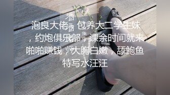  淫妻3P 两根棒棒一起吃 换上单男送的红边黑丝真的更显身材 被两个帅哥夹在中间猛操