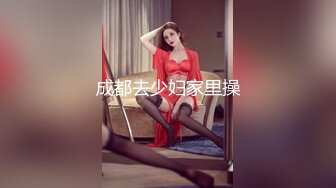 终于抓住机会偷拍到红裙高跟美女同事