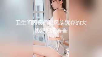 年龄不大却很骚00后嫩妹子，无毛极品肥穴假屌猛捅，骑乘抽插高潮出水，掰穴特写扣弄，小穴很紧致淫骚