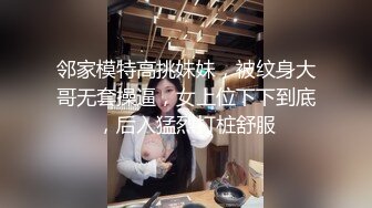 妻子被两个男人前插后操，绿帽在一旁舔老婆的脚，看着两个陌生的男人操自己的老婆