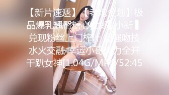 皮肤特白的少妇，老公夜班领我去她家客厅