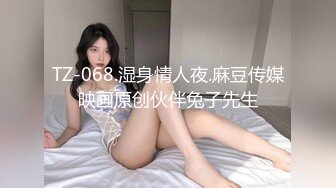 夜市宵夜摊低胸装美女被猥琐大叔围观 尽力防走光没想到下面还是被偷拍内裤夹进了屁股缝逼痕明显