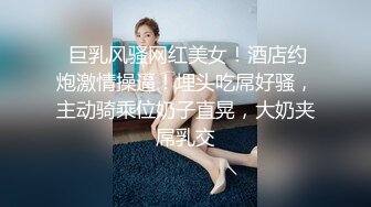  小哥出差晚上去洗脚城放松，没想到进来的妹子太清纯漂亮了，腿也好看，索性帮她按腿试探