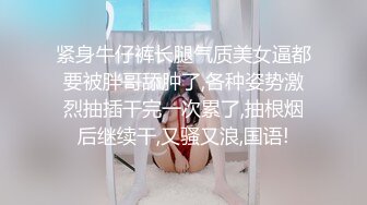 白色床单上的美女