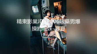 偷拍女同学上晚自习时上厕所,把逼掰开检查一下,估计是520和男友出去开房被操肿了