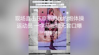   网红脸妹子，白皙大奶红唇，被猥琐头套男推到操逼，女上位无套啪啪暴力打桩花样操逼