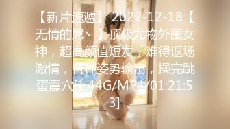 东莞04年小美眉在家接受调教，在阁楼楼梯间大胆露出小淫水已经湿汪汪，淫丝都流满处女穴了