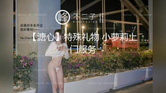  网红脸牛仔短裤性感美女被2中年男3P,一起爆插她,各种姿势狠狠干