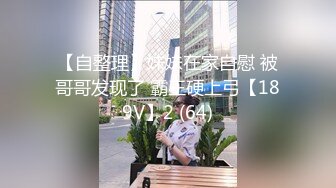 写字楼女厕黑衣白裤红指甲美职员 强劲的嫩穴把密长阴毛全冲开了