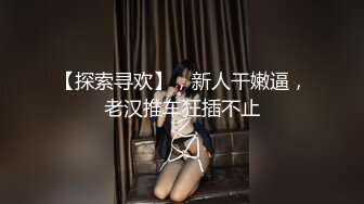 “老公你让她给你舔鸡巴”小伙子操炮友的时候跟女朋友开微信视频，女友看到津津有味开始自慰起来