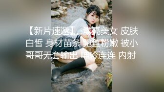 高顏值的韓國女主播大秀露臉對著觀眾吃香腸