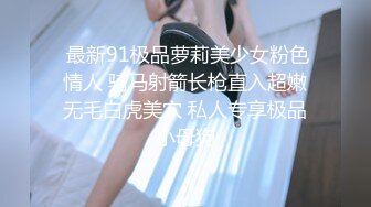 晚上城中村浴室窗外偷窥隔壁楼房东女儿洗澡不小心被她发现了淡定望过来回过神来大叫妈