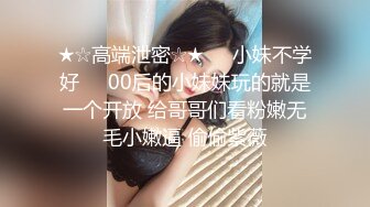 亲娘母子秀,小马拉大车,儿子年纪轻轻不找个女朋友,竟然喜欢艹40多岁阿姨