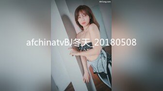  网聊奔现，珠宝行业良家少妇，吃完饭再回酒店操逼，少妇有点抗拒强行扒掉