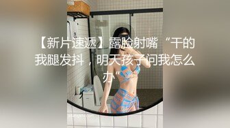 《极品CP魔手外购》色胆包天坑神潜入某公司女厕独占坑位隔板缝中实拍超多美女小姐姐方便，脸逼同步前后拍太顶了 (17)