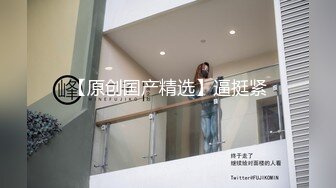 《极品CP✿魔手✿外购》经济型集体公寓女厕三机位全景偸拍各种学生和上班族小姐姐熟女方便，意外收获小情侣厕所躺平造爱