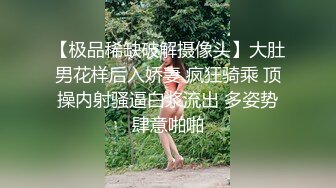 厕拍狂人被发现也不走气的美女很无奈