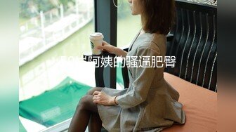 00后姑娘，三女一男一个房间露脸出境，在好姐妹的注视下舔弄大鸡巴，激情上位，粉嫩嫩的骚穴特写展示爆草