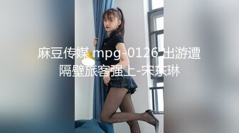 大奶美眉吃鸡啪啪 嘴巴插假鸡吧 粉穴灌牛奶 被小哥哥后入无套输出 边操边不停流出