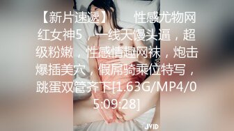  国产小美女全裸洗澡，回到卧室和男友啪啪做爱给男友打飞机女上位打桩