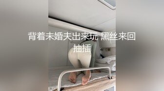 手机偷拍楼下草地一对饥渴情侣男的在给女的舔鲍鱼