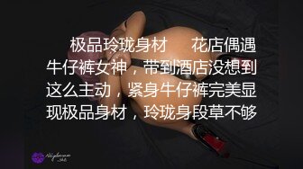 高跟美少妇短裙露脸酒店啪啪精瘦小哥，让小哥舔逼口交大鸡巴样子好骚，道具玩逼尿尿给你看，床上床下各种草[