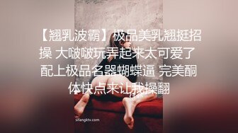 这是哪个公司的极品骚妹子上着班就玩，无毛白虎逼展示，后面还有个大哥在工作，揉奶玩逼道具插都喷水了刺激