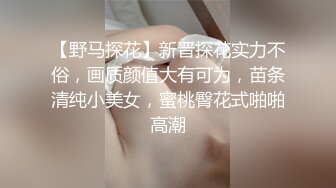   变态少女黑丝情趣露脸跟无能大哥激情啪啪，给大哥来个深喉交