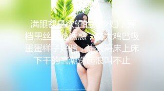 颜值不错的风骚女模特，大辫子漏出骚奶子诱惑狼友跟两位大哥激情3P