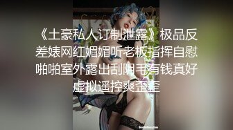 丝袜高跟露脸风情小少妇的诱惑，逼里塞着跳蛋跟狼友互动撩骚，淫水多多掰开给狼友看，撅着屁股求草精彩刺激