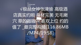 网吧里的小骚货全程露脸跑到公共卫生间里自慰，直接骑在马桶刷手柄上玩逼，嘴里叼着内裤坐插假阳具呻吟