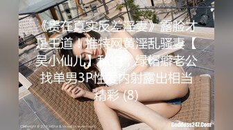 十二月新流出大神潜入水上乐园更衣间四处游走偷拍❤️一袭红衣美女主动在镜头前换穿不幸被拍