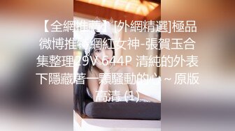 小区楼下女厕近距离偷窥红衣白裙美女的小黑鲍