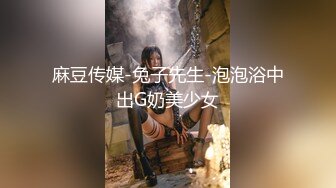 长相文静极品美臀女神居家激情啪啪，连体白色网袜上位骑乘，抱着大屁股打桩机猛操出白浆，后入大力撞击内射