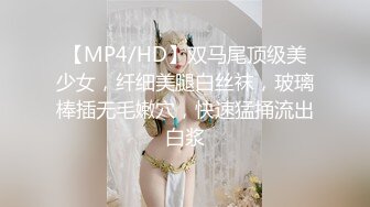 鸭舌帽酒窝颜值美女修长美腿吊带丝袜，双指抠入抽插流出水来，浴室湿身诱惑，近距离特写揉搓大阴唇肥穴