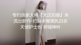 勾搭两个风骚女技师小哥想要啪啪，淫声荡语不断撩骚动手动脚扒光玩奶各种爆草，还让骚女打电话草她好刺激-